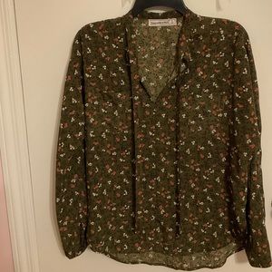 Never worn, navy green blouse from Abercrombie. Floral print and neck tie detail